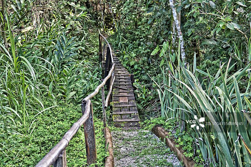 略有危险的小木桥图片素材