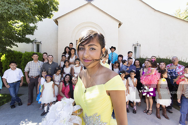 在天主教堂外庆祝成人礼的西班牙裔社区图片素材