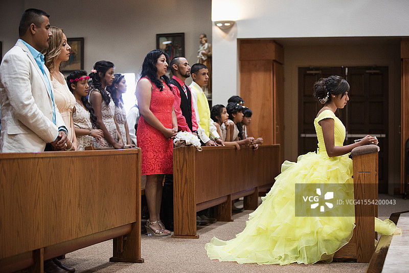 西班牙裔社群在天主教堂庆祝成人礼图片素材