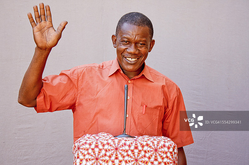 男子制作欢迎标牌图片素材