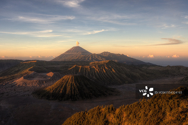 从塞加拉威迪沙丘边缘观看布罗莫火山图片素材