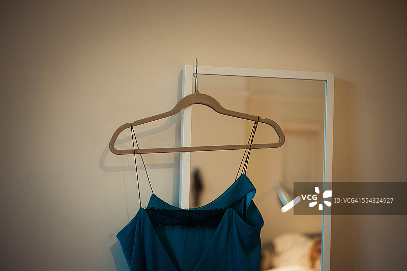 挂在镜子上的真丝睡衣图片素材
