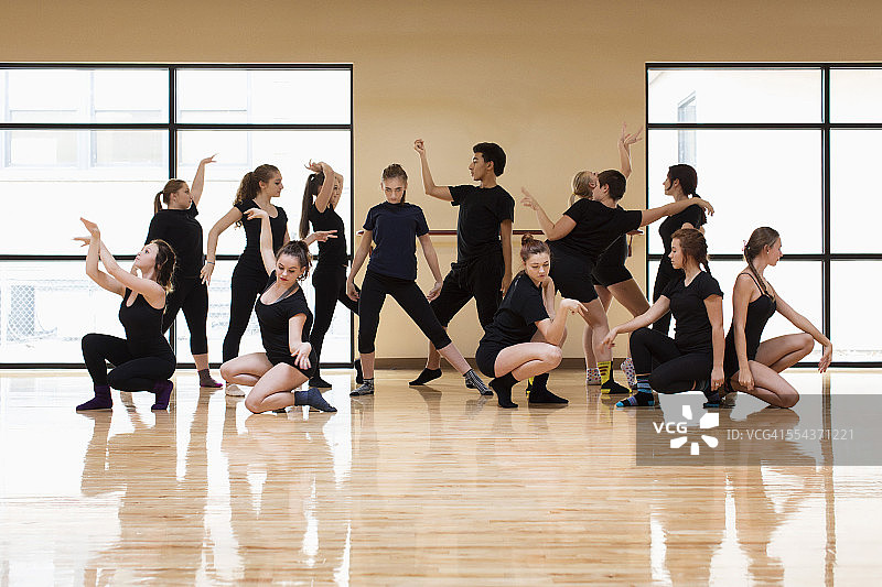 青少年舞者在工作室摆姿势图片素材