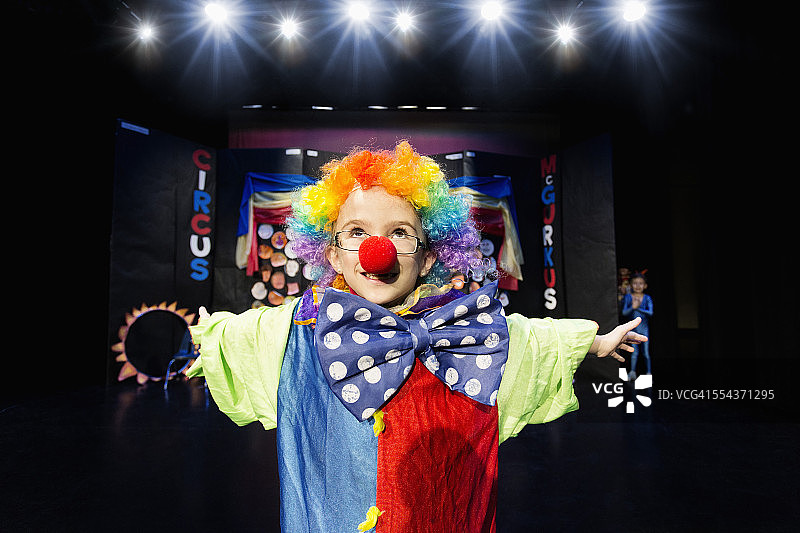 舞台上戴着小丑服装的男孩特写图片素材