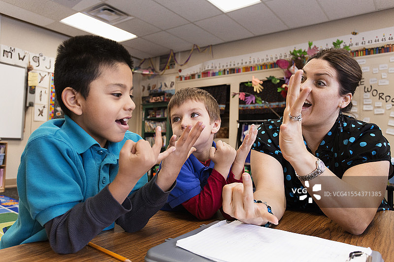 学生和老师在教室里数数图片素材