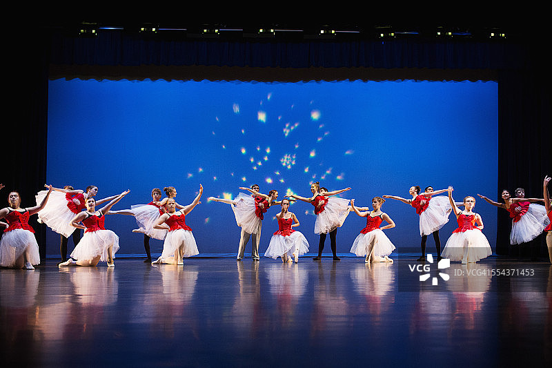 芭蕾舞者在舞台上表演图片素材