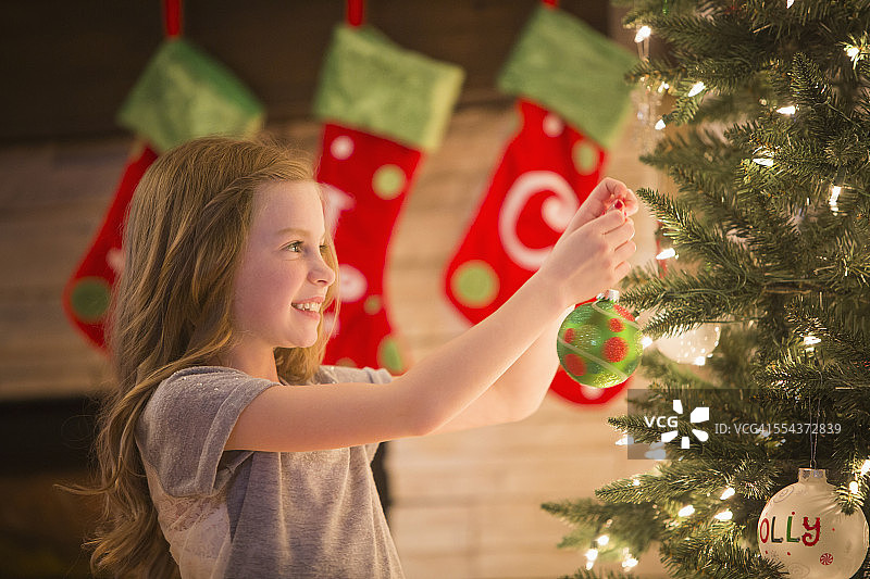 装饰圣诞树的白人女孩图片素材