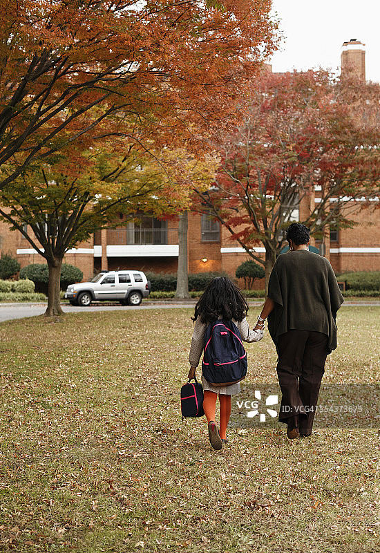 非裔美国母亲送女儿上学图片素材