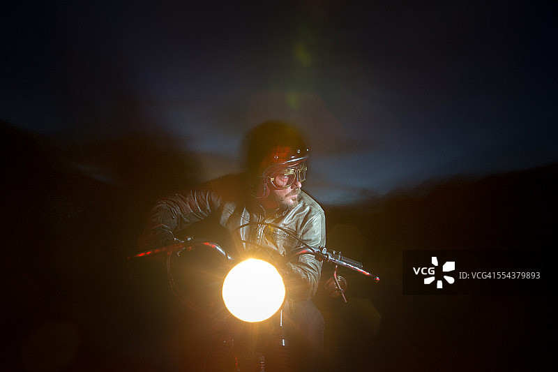 男子夜间骑摩托车图片素材