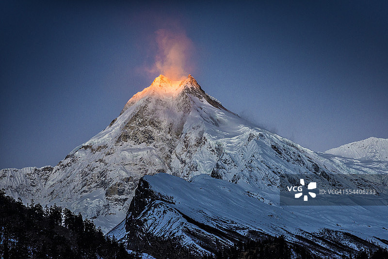 马纳斯鲁峰日出图片素材