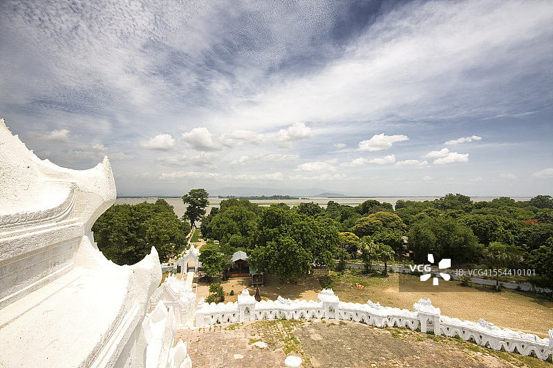 从欣比梅（妙达因）寺的宝塔眺望图片素材