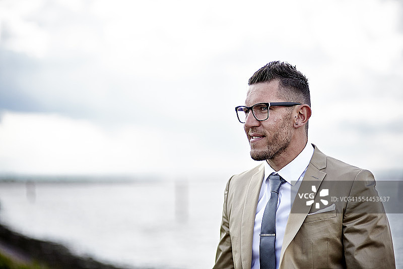 30岁出头的男子站在诺福克郡布罗兹河畔图片素材