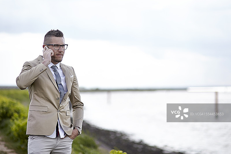 30岁左右的男人在街边使用手机图片素材