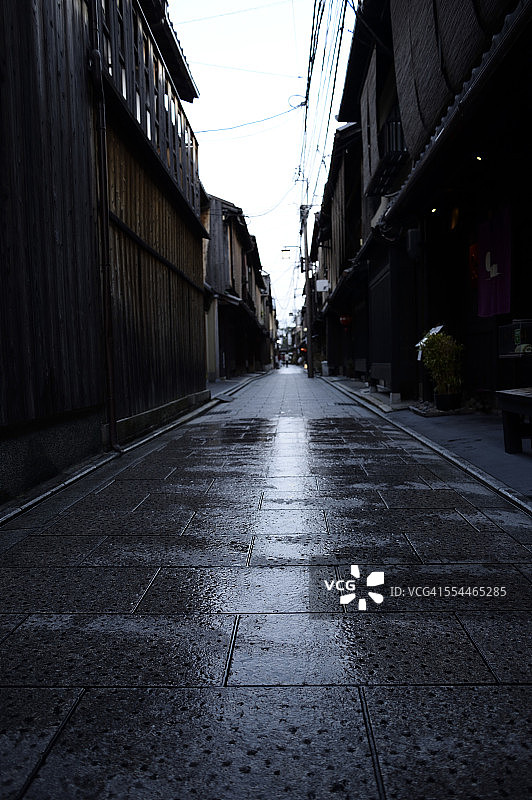 潮湿的鹅卵石小巷图片素材