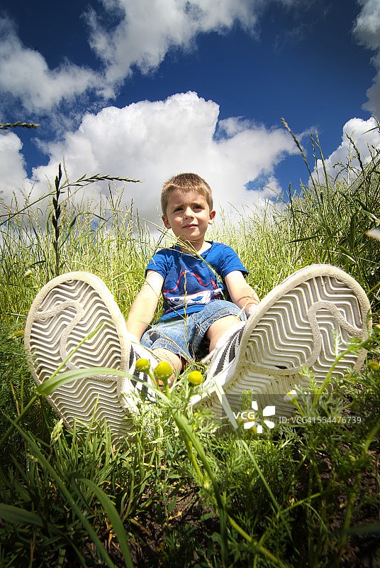 在草地上放松身心图片素材