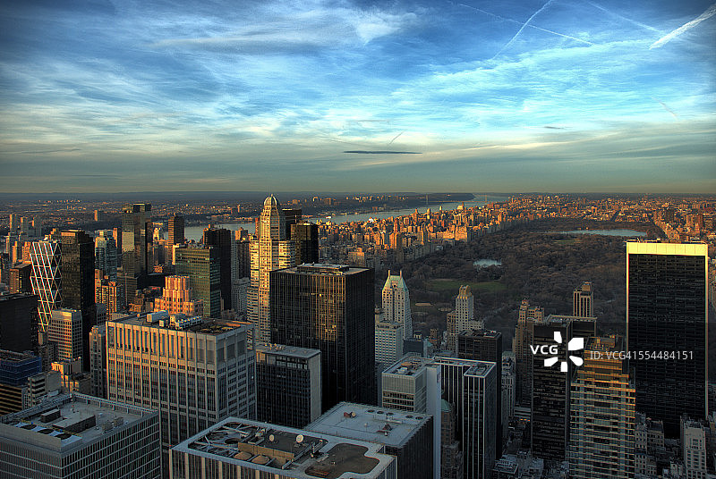 中央公园和曼哈顿中城屋顶俯瞰图片素材