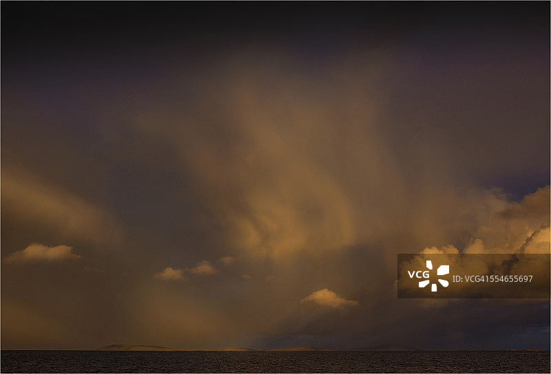 笔直天空下的低音图片素材