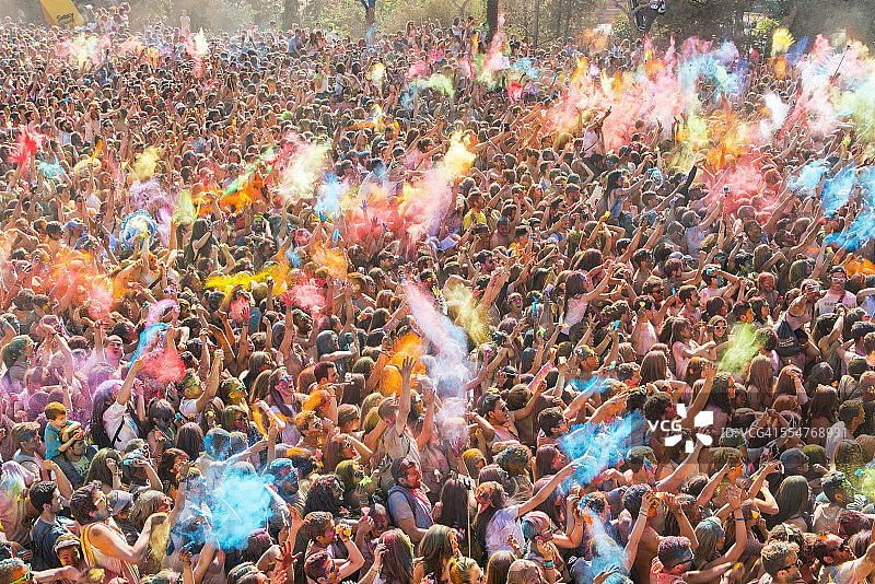 人们参加洒红节图片素材