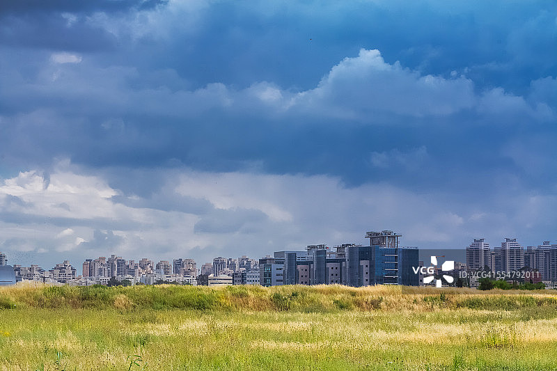 暴风雨中的城市图片素材