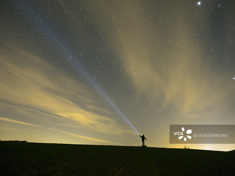 照亮天空的人图片素材