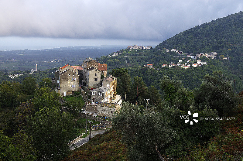 Castagniccia的丘陵和村庄图片素材