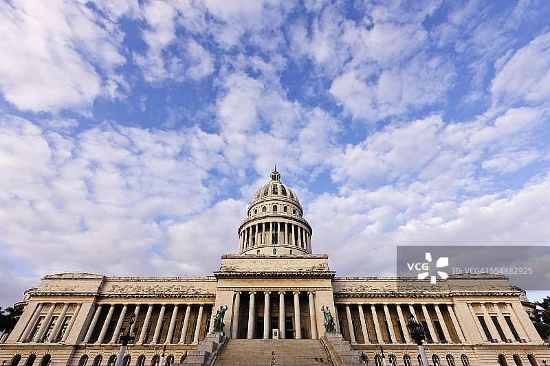 从低角度看国会大厦图片素材
