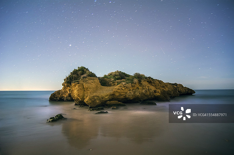 独自在黑暗中图片素材