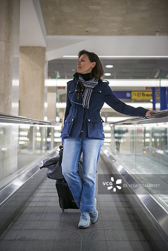 自动扶梯上的女人图片素材