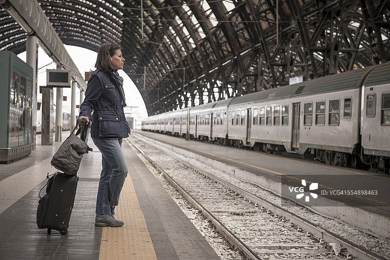 拿着行李的女人图片素材