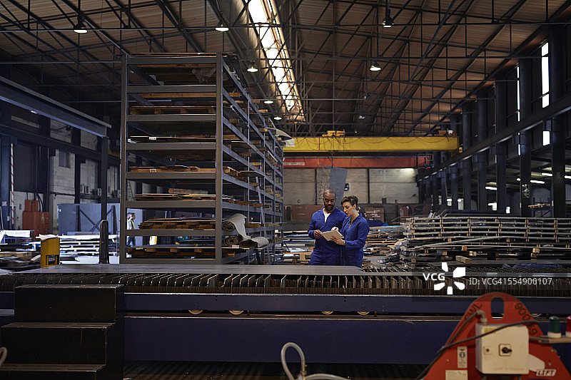 钢铁工人查看平板电脑图片素材