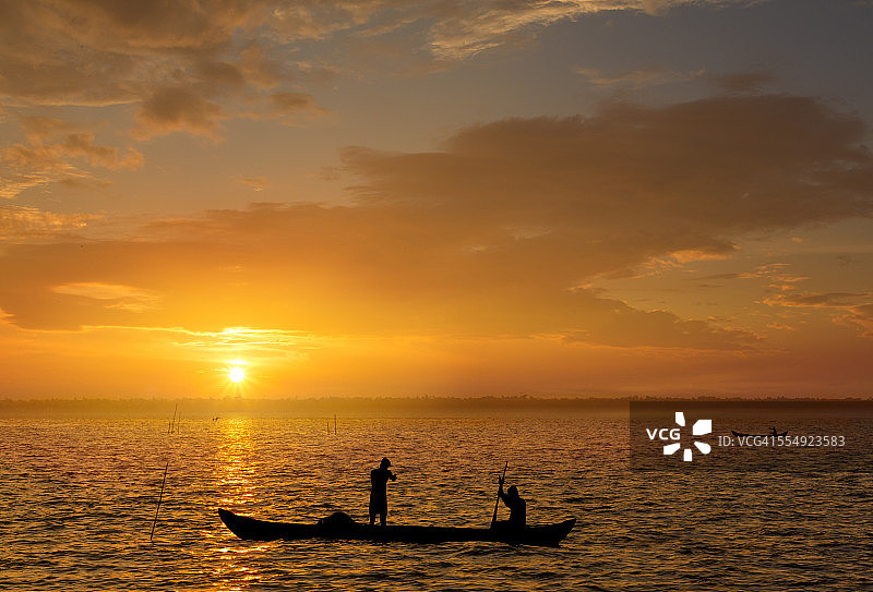 日落时分的渔民图片素材