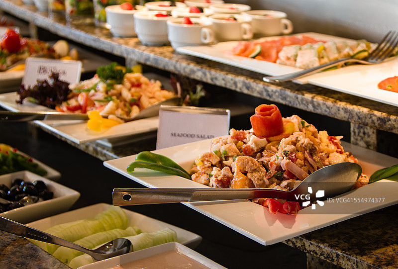 自助餐加热台上的菜肴图片素材