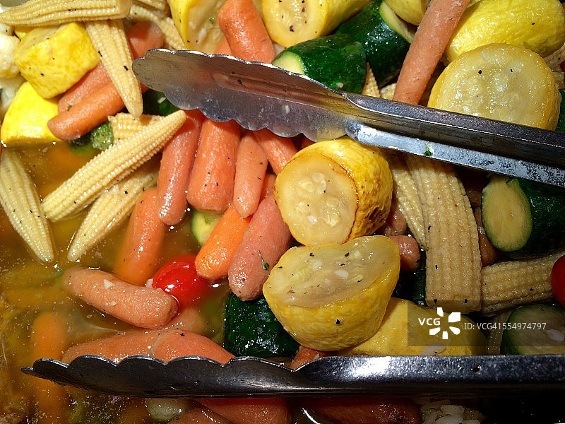 自助餐加热台上的菜肴图片素材