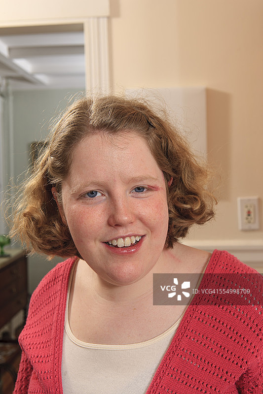 患有自闭症的年轻女人的微笑肖像图片素材