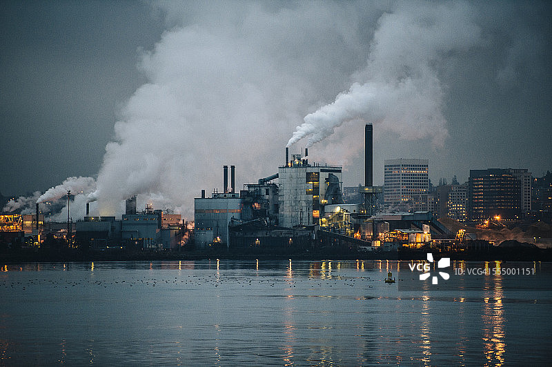 美国华盛顿州塔科马市的工业厂房和烟囱夜景图片素材