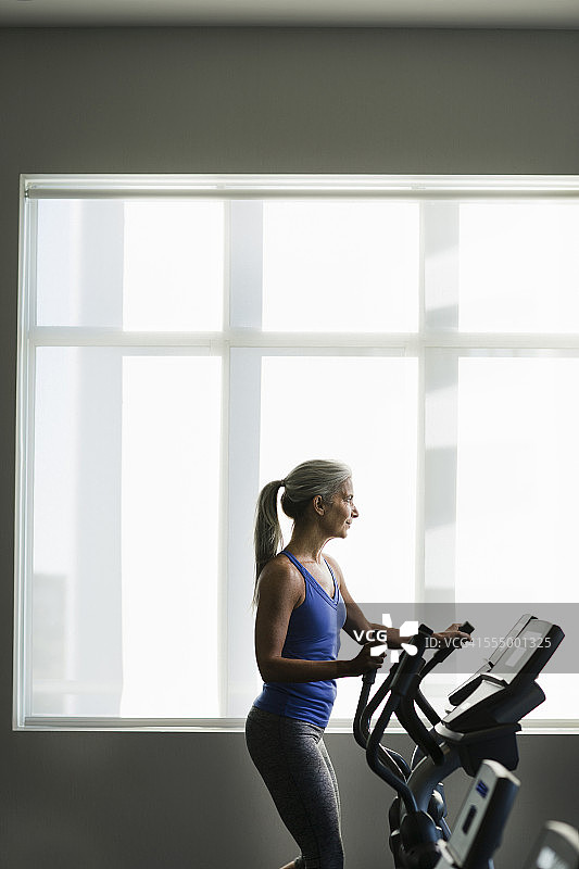 中年妇女使用健身踏步机图片素材