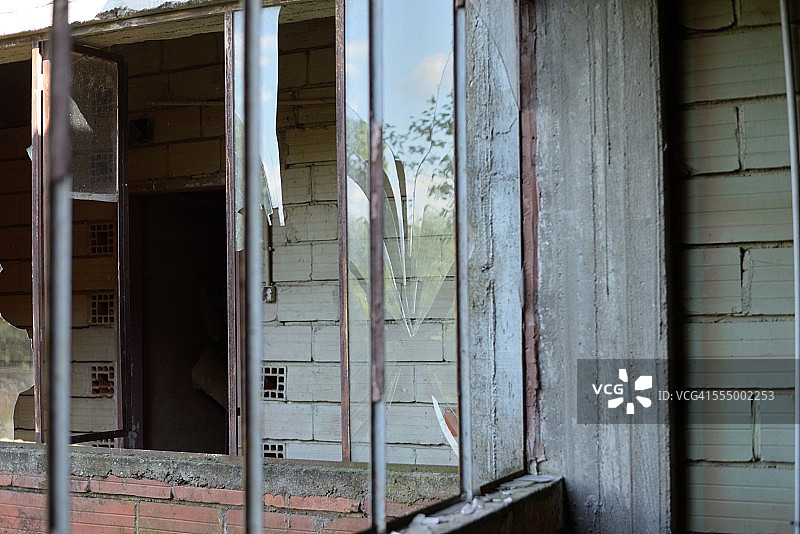 破损的窗户图片素材
