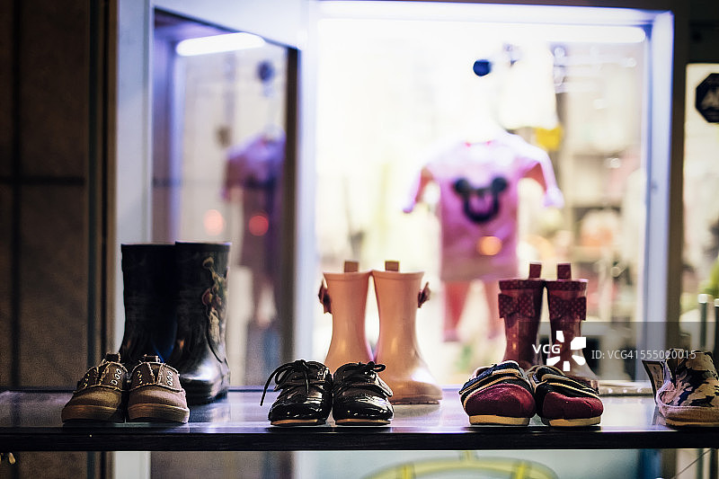 桌子上的婴儿鞋图片素材