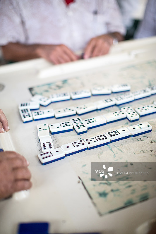 在佛罗里达州迈阿密小哈瓦那玩多米诺骨牌的男人图片素材