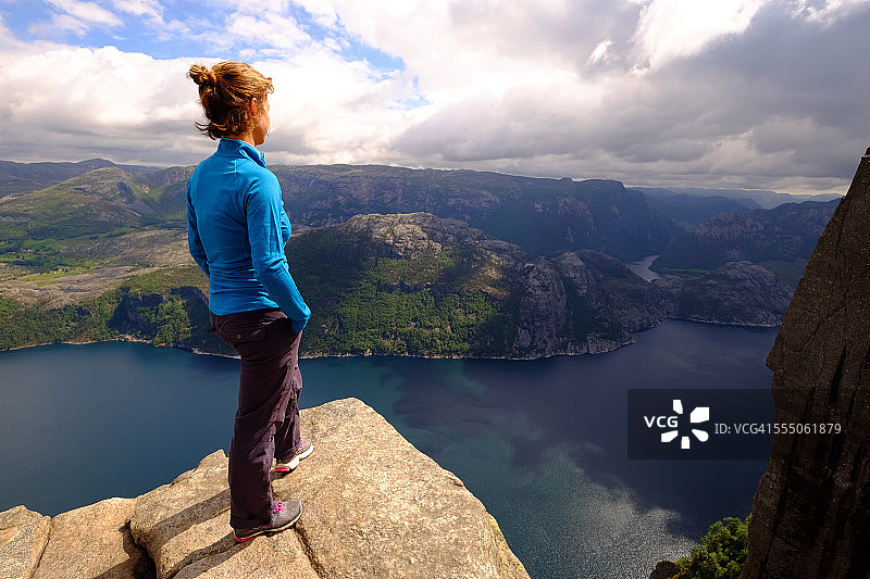 女人坐在布道岩上图片素材