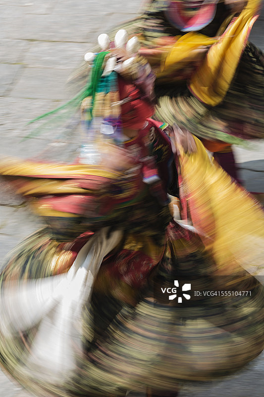 特朗萨戒楚节上的表演者动态模糊图片素材
