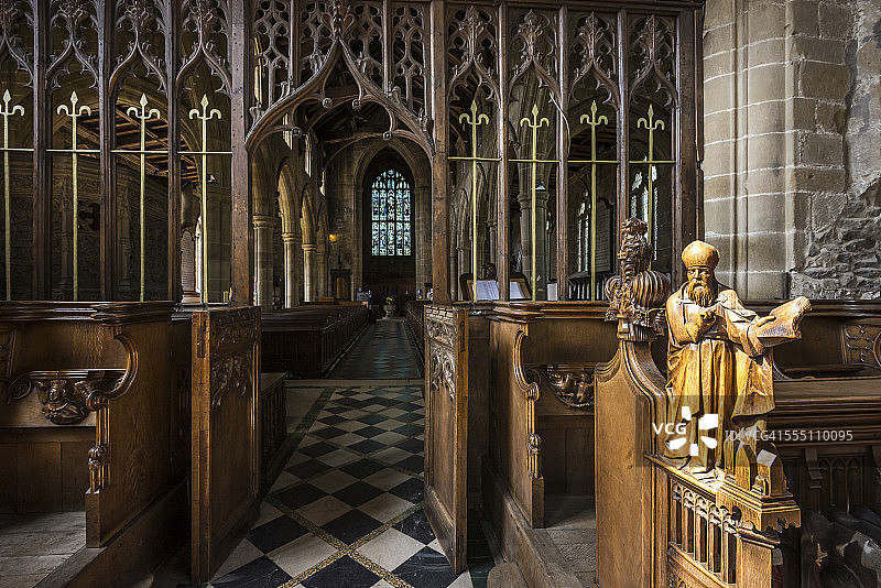 德比郡Tideswell教堂的雕刻座位末端图片素材