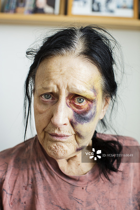 脸上带有瘀伤的年长女性肖像图片素材