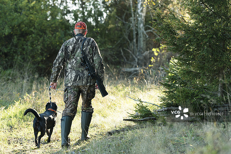 男人带狗打猎图片素材