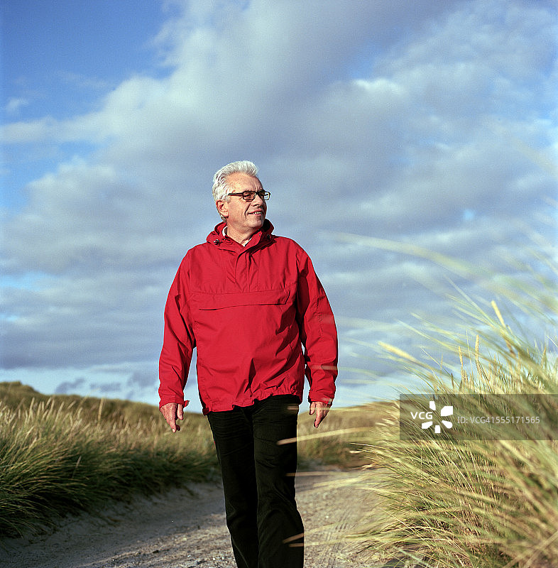 行走的年长男人图片素材