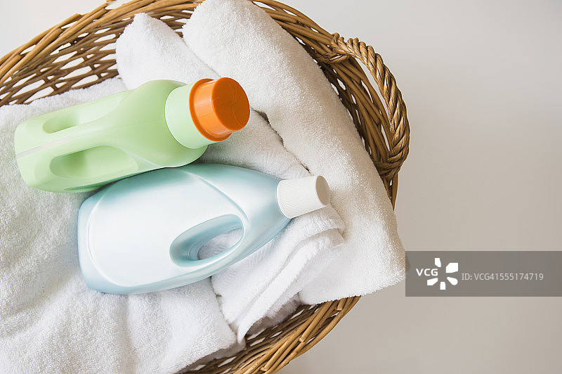 装有待洗衣物和洗涤剂的篮子图片素材