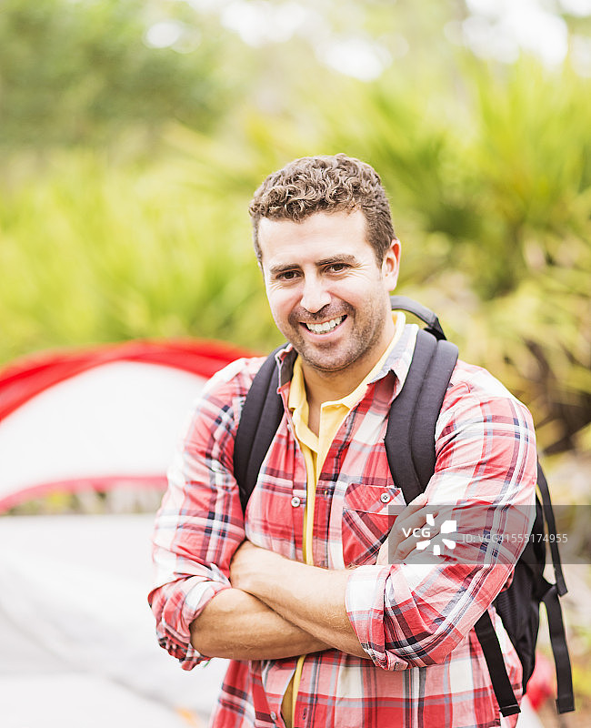 美国佛罗里达州，朱庇特，帐篷前的男人肖像图片素材