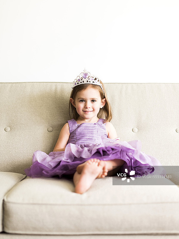 美国犹他州盐湖城，穿着公主服装的女孩（4-5岁）肖像图片素材
