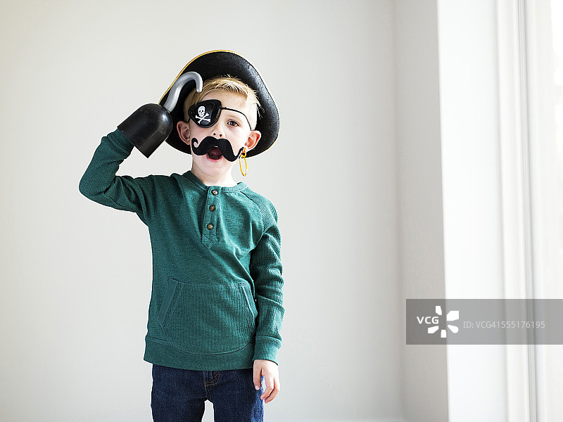 美国犹他州盐湖城：打扮成海盗的男孩（2-3岁）图片素材