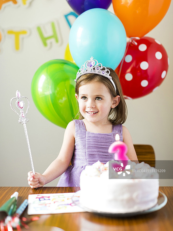 美国犹他州盐湖城：女孩(4-5岁)在生日派对上图片素材